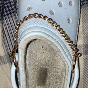 The little metal chain that goes on ur crocs
